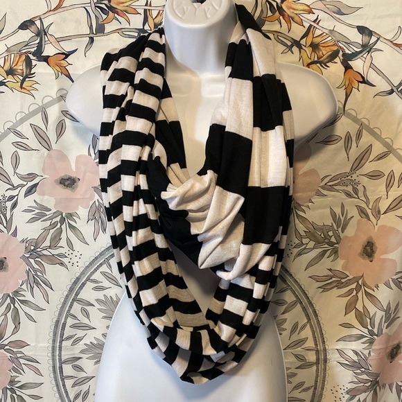 5 for $25! Express Black & White Stripes Infinity Scarf - Picture 1 of 5